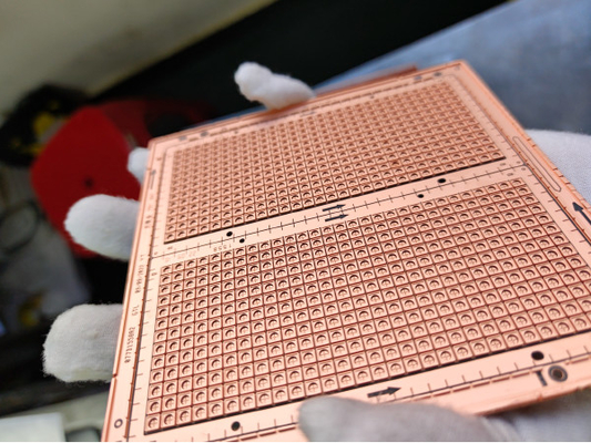 購入 通し番号のための405 Nm/25-50 Wの高精度レーザーの直接印字機 online manufacture